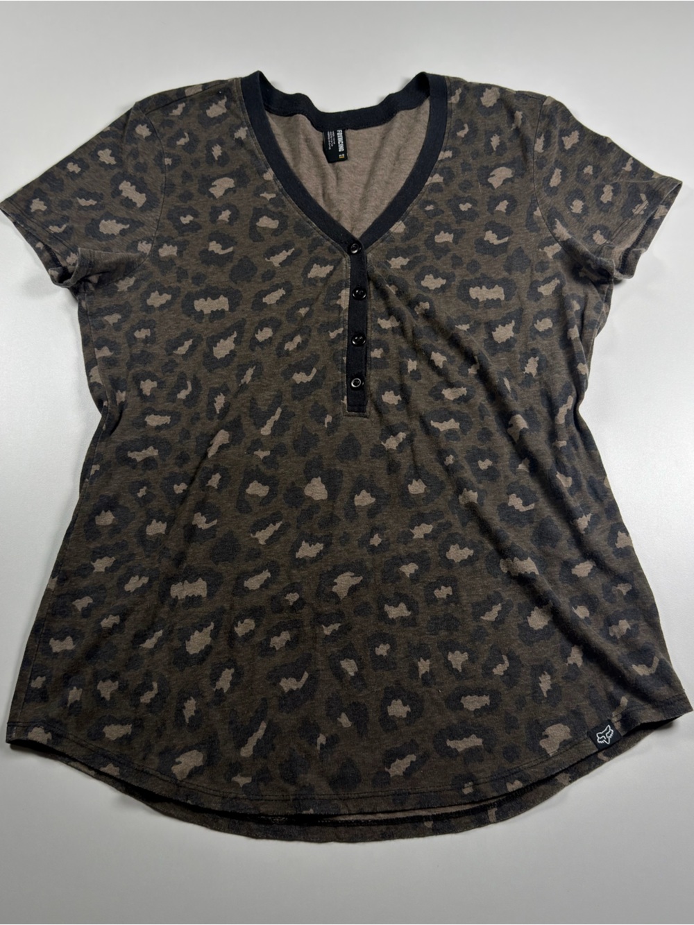 Fox Brown and Black Leopard Henley Short Sleeve Tee Size M